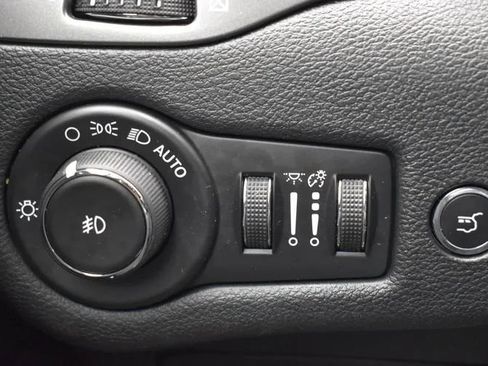 Used 2020 Jeep Cherokee Limited AWD/4WD image 23