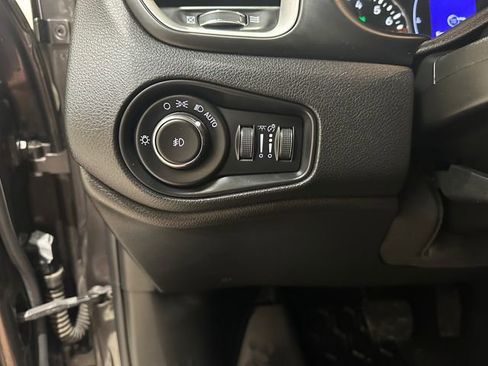 Used 2018 Jeep Renegade Latitude AWD/4WD image 13