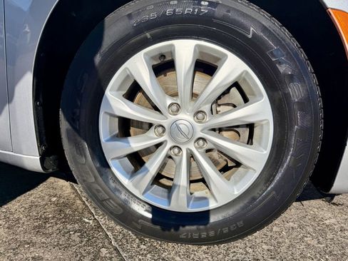 Used 2019 Chrysler Pacifica Touring-L FWD image 28