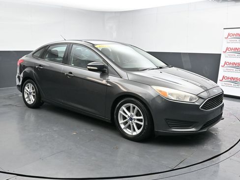 Used 2016 Ford Focus SE w/ Reverse Sensing Package image 2