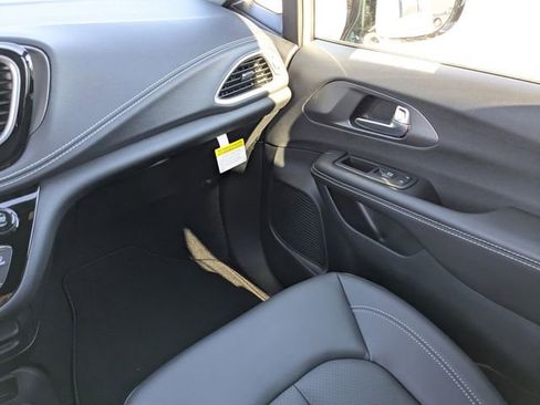 New 2026 Chrysler Pacifica Select image 16