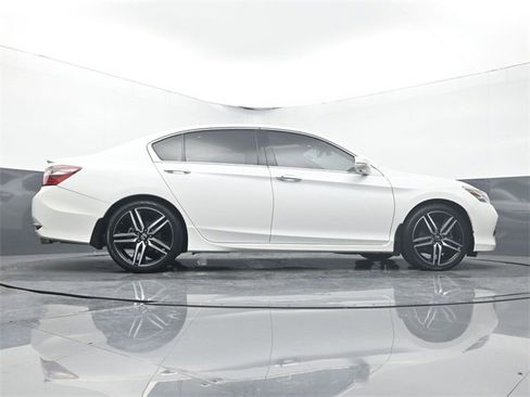 Used 2017 Honda Accord Touring image 12