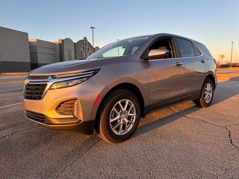 Used 2024 Chevrolet Equinox LT image 2