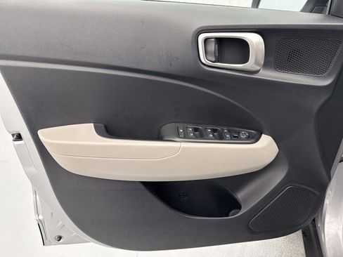Used 2025 Hyundai Venue SEL FWD image 17