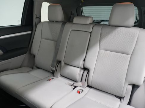 Used 2019 Toyota Highlander LE FWD image 13