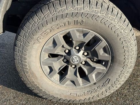 Used 2019 Toyota Tacoma TRD Off-Road image 16