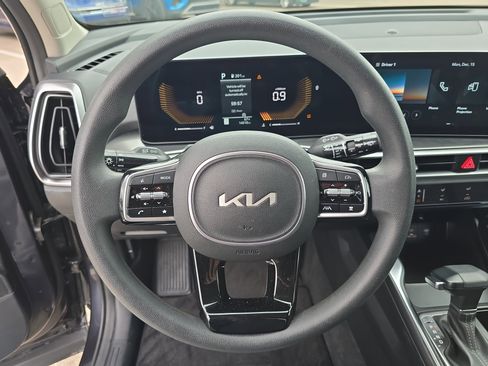 Certified 2025 Kia Sorento LX image 31