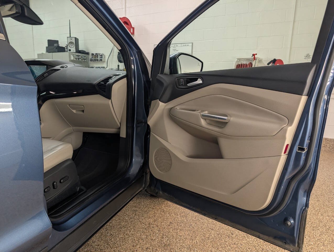 Used 2018 Ford Escape Titanium w/ Ford Safe & Smart Package AWD/4WD image 21
