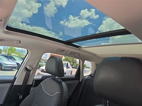 Used 2023 Volkswagen Taos SE w/ Panoramic Sunroof Package FWD image 25