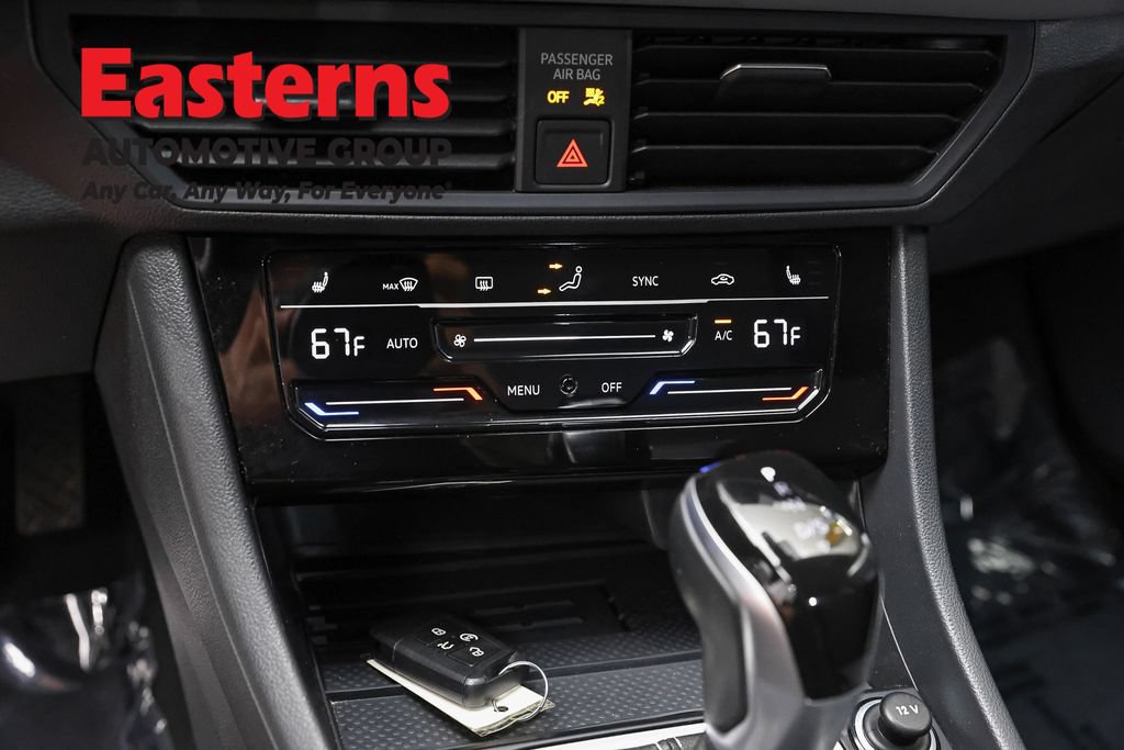 Used 2025 Volkswagen Jetta SE FWD image 21