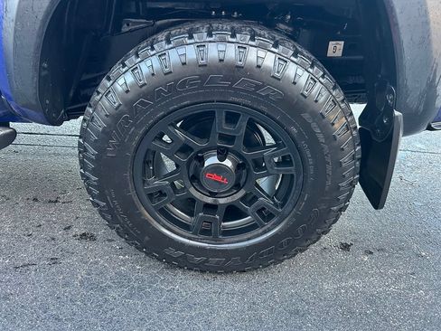 Used 2023 Toyota Tacoma TRD Off-Road w/ Technology Package AWD/4WD image 10