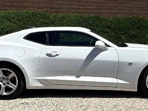 Used 2017 Chevrolet Camaro LT RWD image 5
