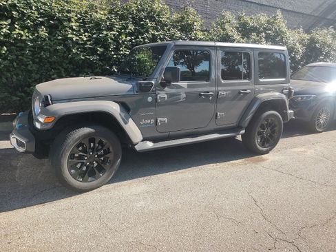 Used 2023 Jeep Wrangler Unlimited Sahara w/ Cold Weather Group AWD/4WD image 1