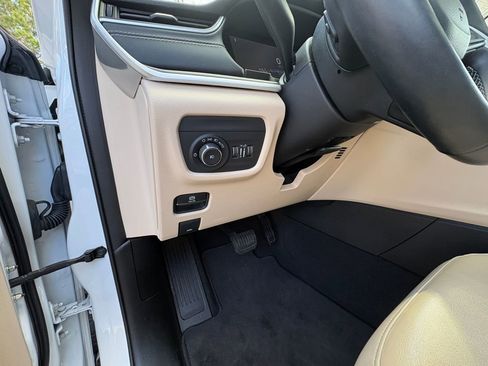 Used 2022 Jeep Grand Cherokee Limited image 4