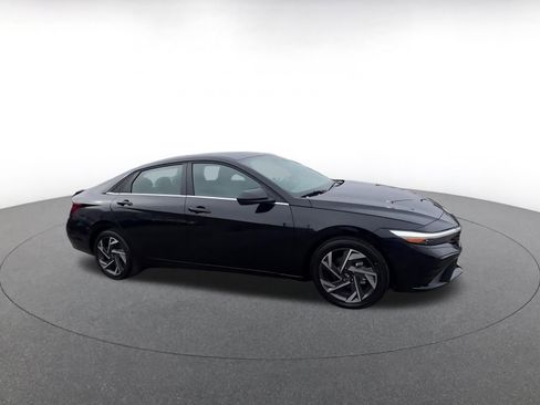 Used 2025 Hyundai Elantra SEL image 2
