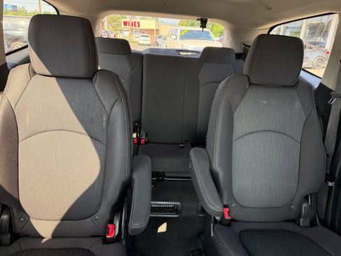 Used 2017 Chevrolet Traverse LT FWD image 18