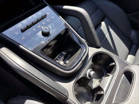 Used 2025 Porsche Cayenne image 33