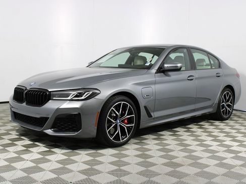 Used 2023 BMW 530e w/ M Sport Package image 3