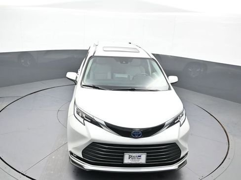 Certified 2024 Toyota Sienna Limited image 37