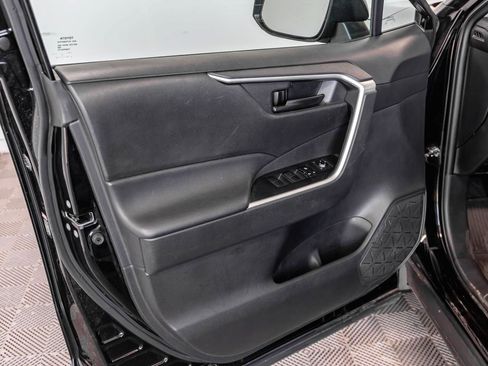 Used 2021 Toyota RAV4 LE FWD image 10