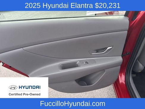 Certified 2025 Hyundai Elantra SE image 22