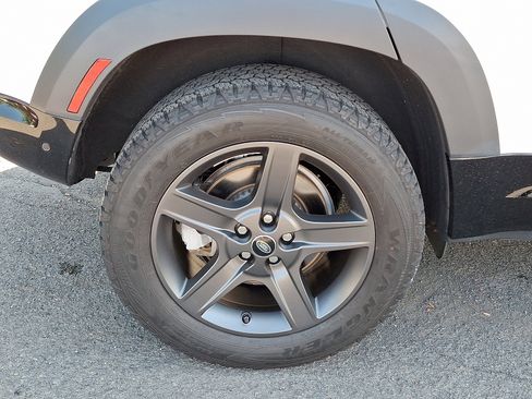 Used 2023 Land Rover Defender 110 X-Dynamic SE image 11