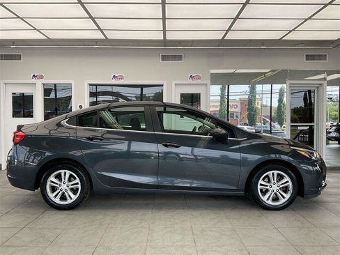 Used 2017 Chevrolet Cruze LT w/ Convenience Package FWD image 4