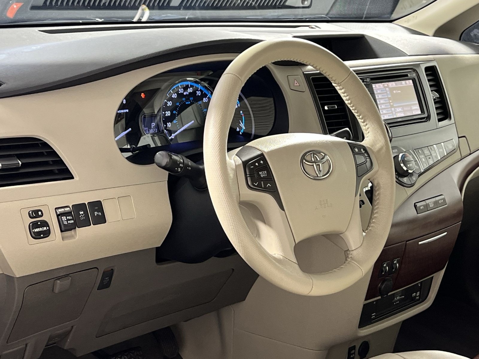 Used 2013 Toyota Sienna XLE w/ Entertainment Pkg FWD image 16