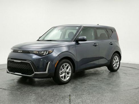 Used 2025 Kia Soul LX w/ LX Technology Package image 3