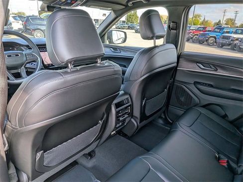 New 2025 Jeep Grand Cherokee Limited w/ Black Appearance Package image 26