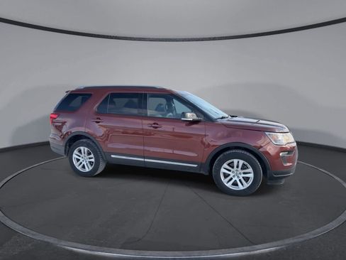 Used 2018 Ford Explorer XLT w/ Equipment Group 202A image 9
