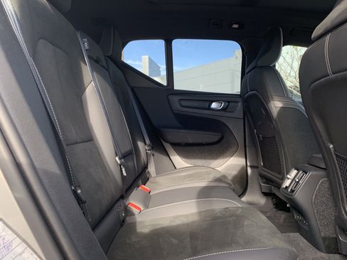 Used 2025 Volvo XC40 B5 Plus image 33