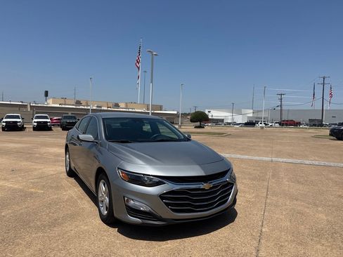 Used 2025 Chevrolet Malibu LS FWD image 2