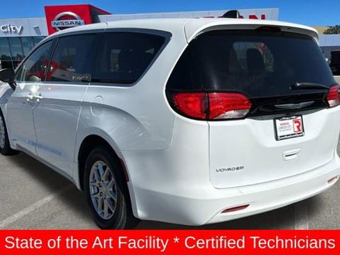 Used 2023 Chrysler Voyager LX FWD image 5