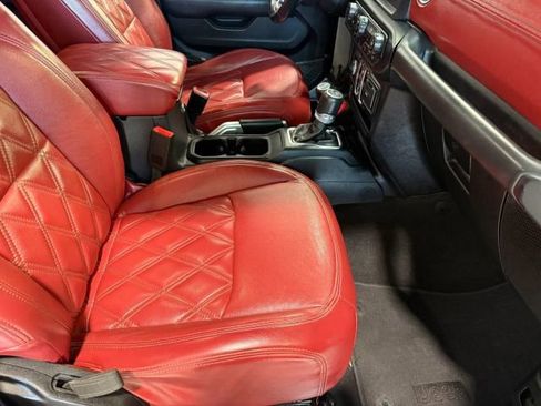 Used 2019 Jeep Wrangler Unlimited Sahara image 25