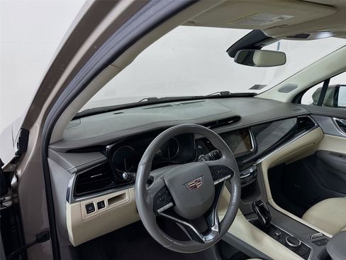 Used 2023 Cadillac XT6 Premium Luxury image 2