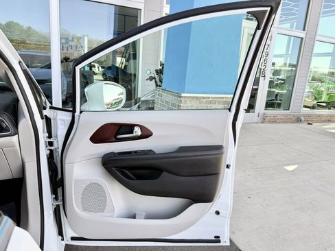 Used 2020 Chrysler Pacifica Limited image 29