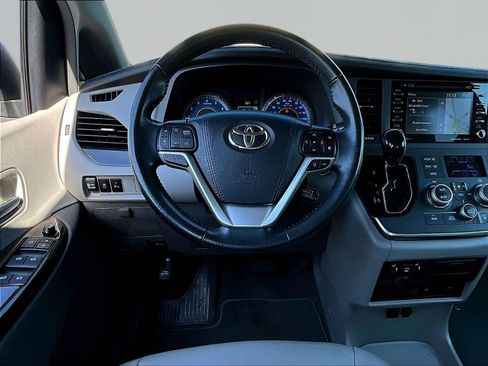 Used 2018 Toyota Sienna XLE Premium FWD image 8