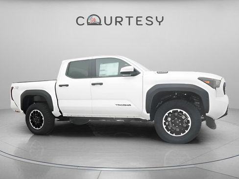 Certified 2025 Toyota Tacoma TRD Off-Road AWD/4WD image 7