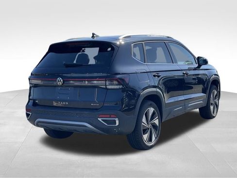 Certified 2025 Volkswagen Taos SE AWD/4WD image 4