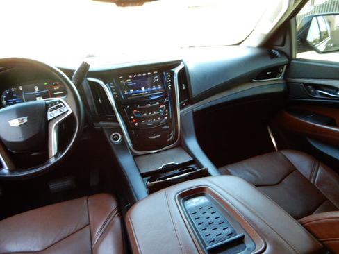 Used 2016 Cadillac Escalade Luxury AWD/4WD image 21