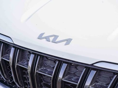 Certified 2024 Kia Carnival LX image 6