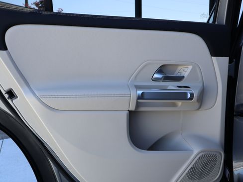 Used 2022 Mercedes-Benz GLB 250 w/ Premium Package Lite image 16