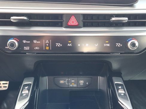 Certified 2025 Kia Sorento SX image 18