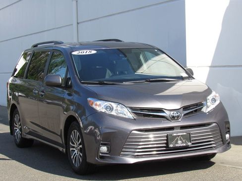 Used 2018 Toyota Sienna XLE w/ XLE Navigation Package FWD image 2
