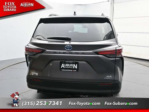 Used 2022 Toyota Sienna XLE w/ XLE Plus Package image 4