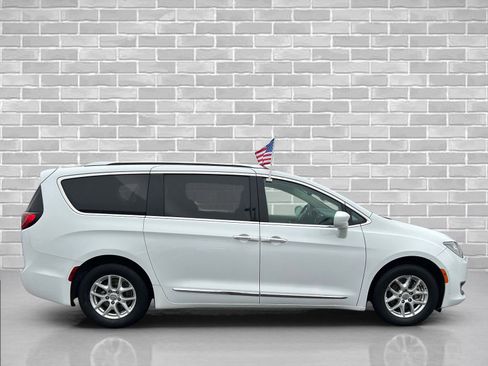 Used 2020 Chrysler Pacifica Touring-L image 6