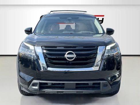 Used 2024 Nissan Pathfinder Platinum w/ Black Appearance Package AWD/4WD image 2