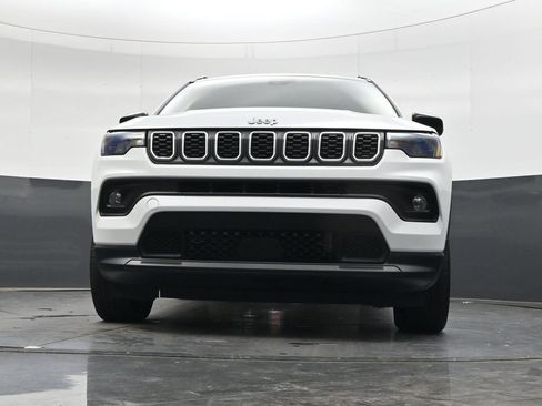 Used 2025 Jeep Compass Latitude AWD/4WD image 39