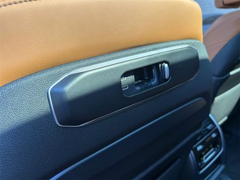 Used 2023 BMW X7 xDrive40i w/ Premium Package image 19